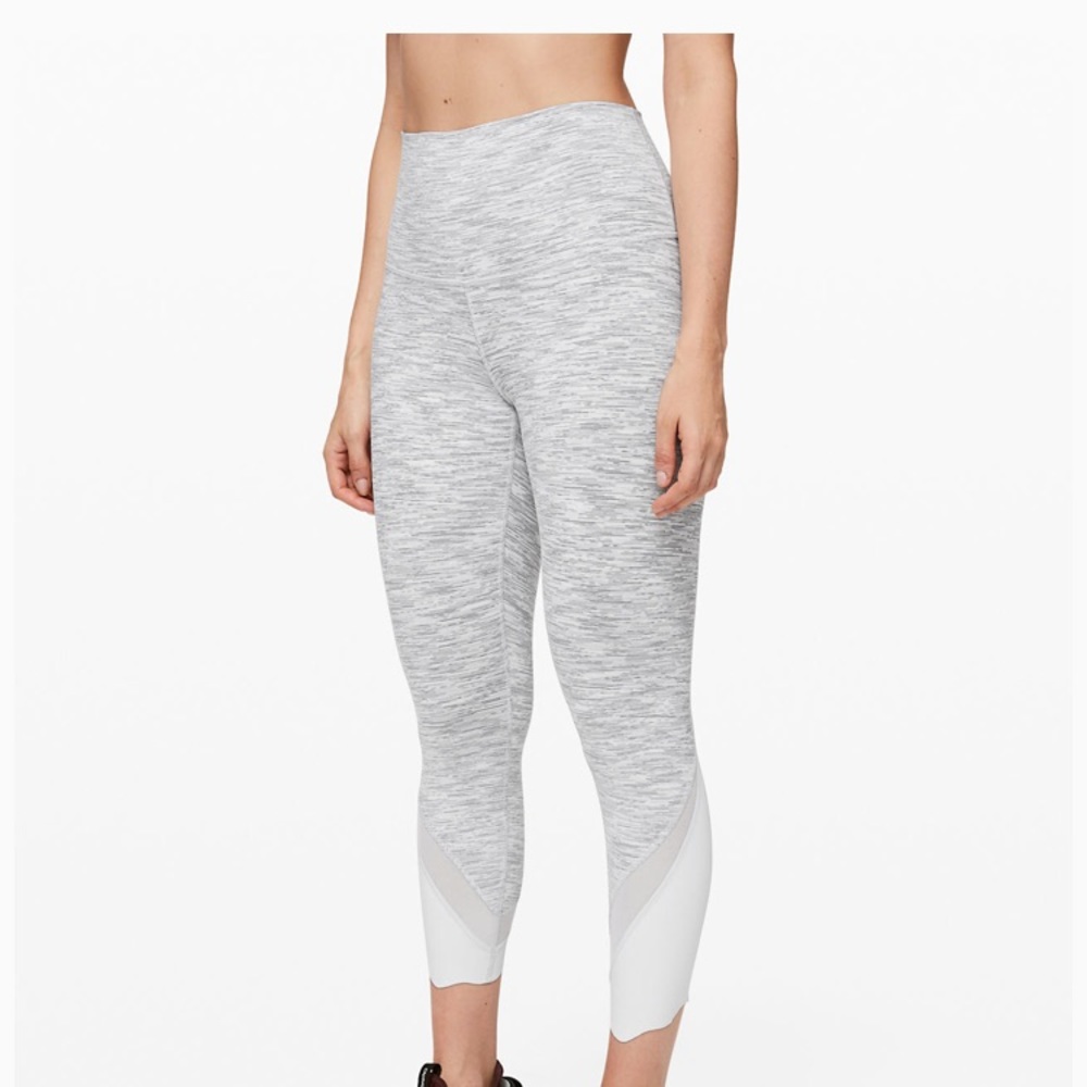 Lululemon wunder under Luon scallop 24”